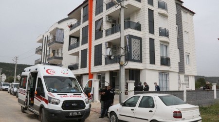 Baba ve olunun cansz bedenleri ayn oda ierisinde bulundu