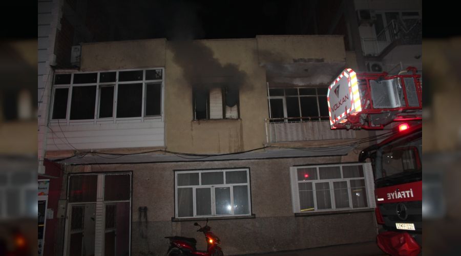 Bacayı temizlemek için benzin döktü, komşusunun evini yaktı