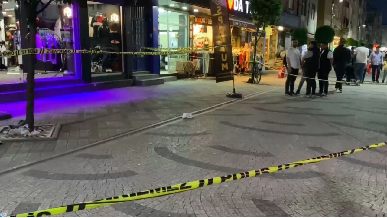 Bağcılar'da mağazaya silahlı saldırı: 5 yaralı