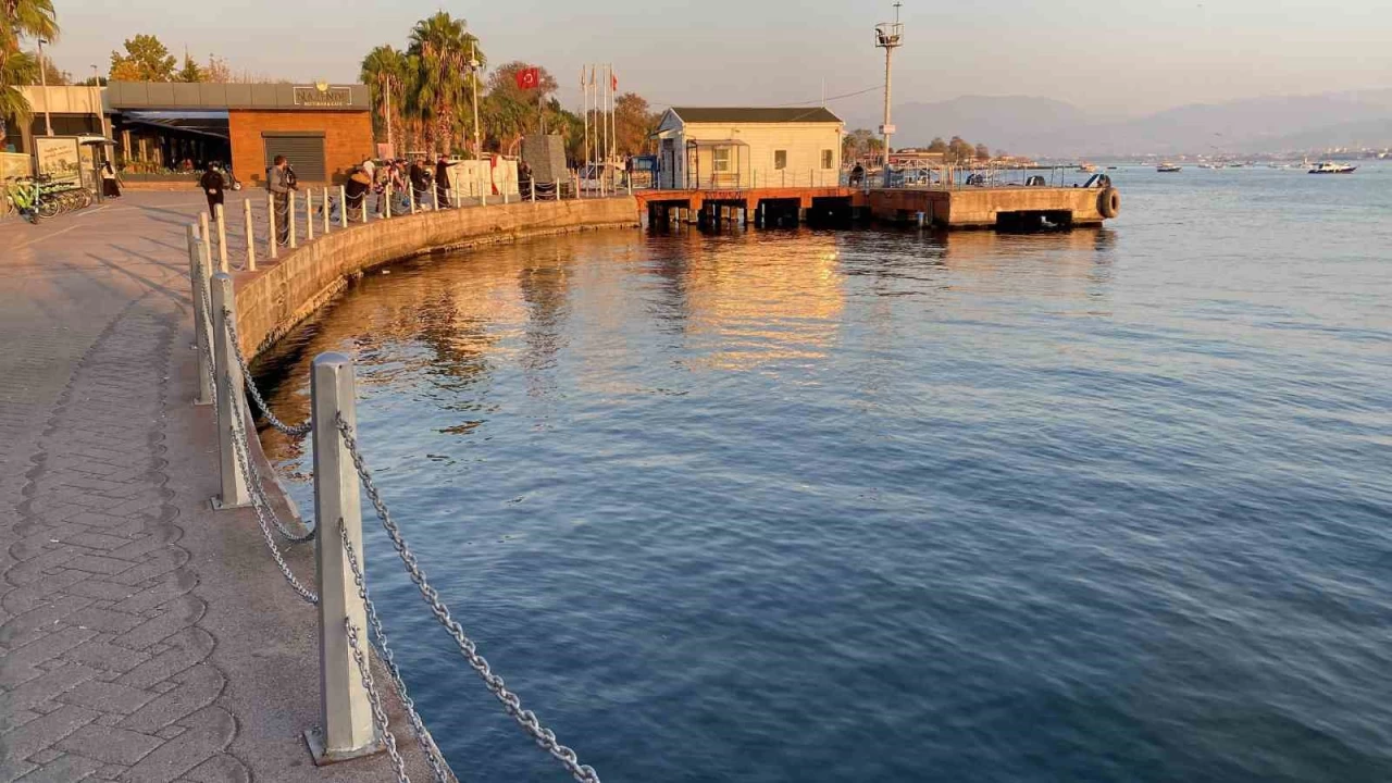 Ba��rarak denize atlayan k�z �ocu�unu vatanda�lar kurtard�