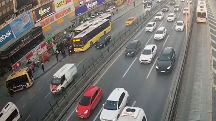 Bah�elievler'de �ETT otob�s� dura�a dald�: 1 �l� 5 yaral�