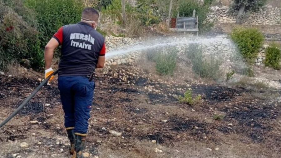 Bahesindeki yangn sndrrken kalp krizi geirdi, hayatn kaybetti