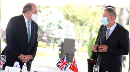 Bakan Akar, İngiliz mevkidaşı ile görüştü