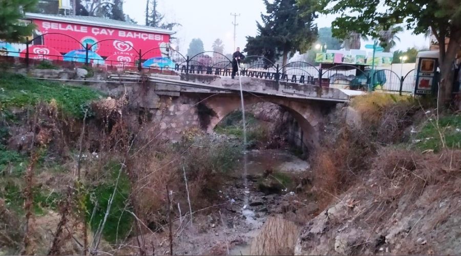 Bal�klar �lmesin diye hortumla su veriyor