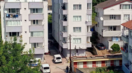 Balkondan düşen genç adam kurtarılamadı