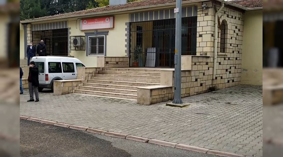 Balkondan d��en gen� galerici hayat�n� kaybetti