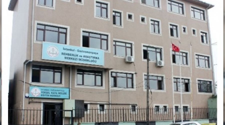 Baltayla okula gelen veli g�zalt�na al�nd�