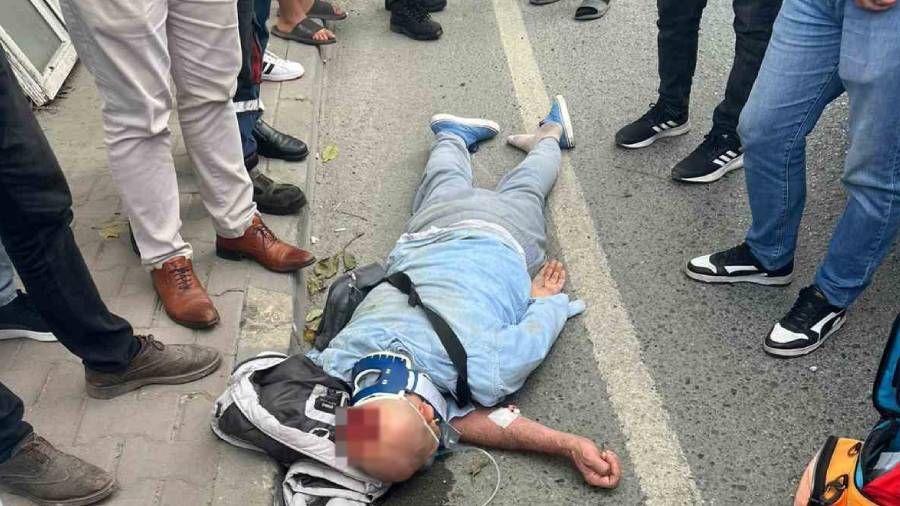 Başakşehir'de kapısı açık minibüsten düşen adam ağır yaralandı