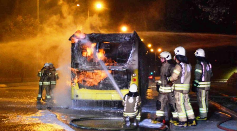 Başakşehir'de özel halk otobüsü alev topuna döndü