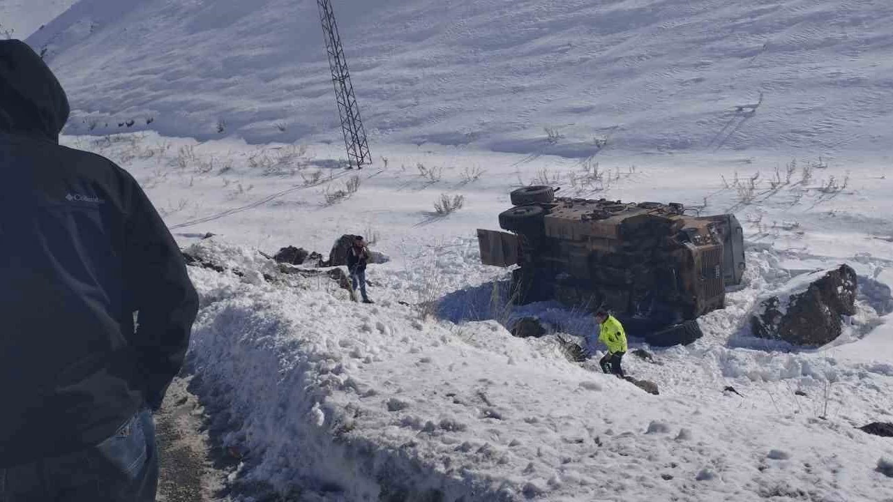 Başkale'de askeri araç devrildi: 6 yaralı