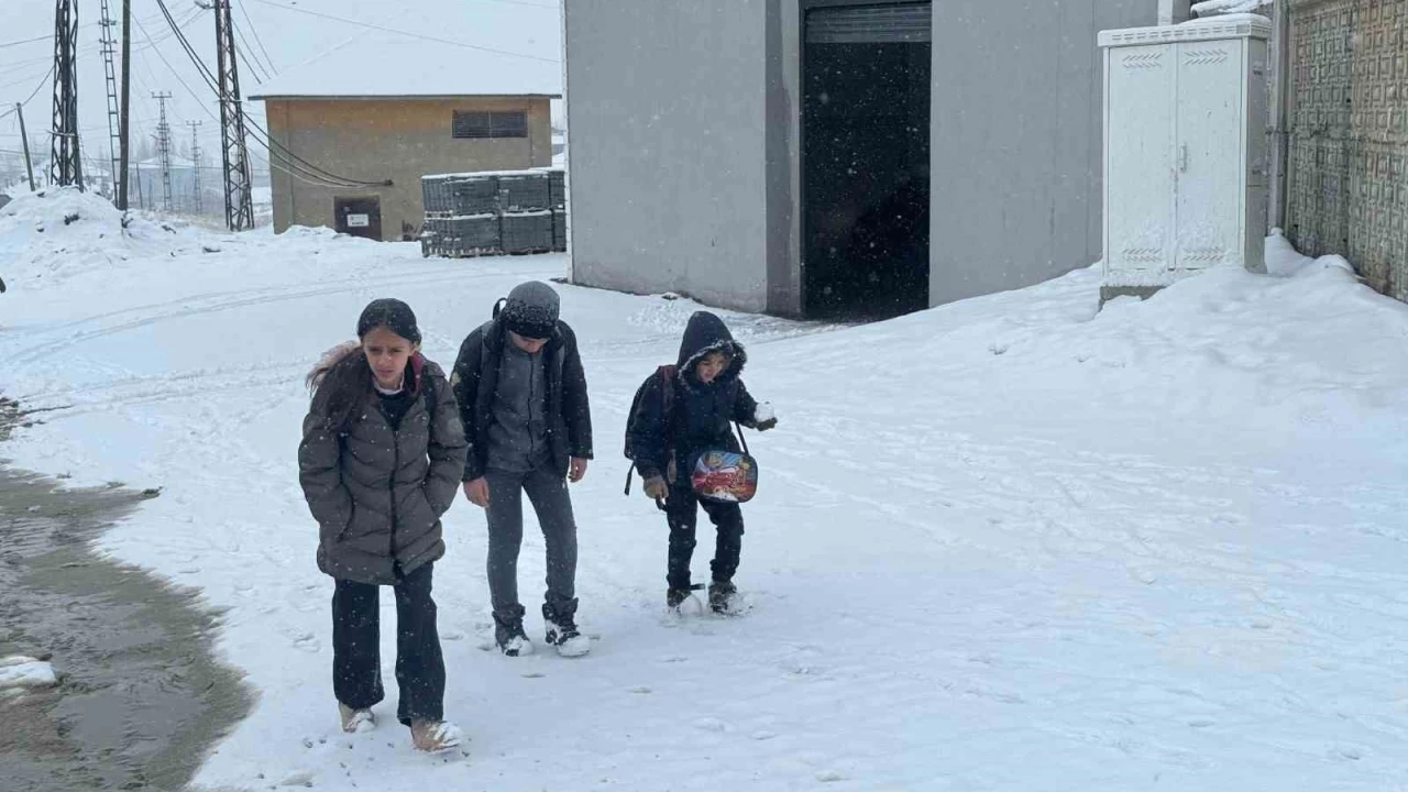 Ba�kale'de kar ya���� etkili oldu