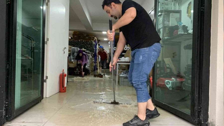 Başkentte dükkanlar sular altında kaldı