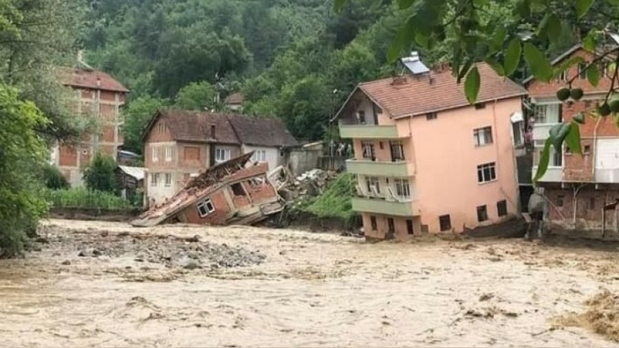 Batı Karadeniz'de selde 13 bina yıkıldı