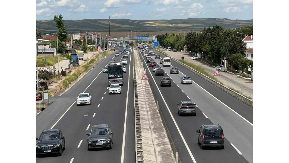 Bayram d�n���nde Tekirda�-�stanbul yolunda yo�unluk