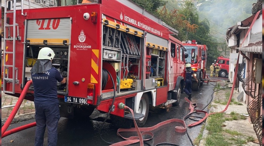 Bebek'te binanın çatısı alev alev yandı
