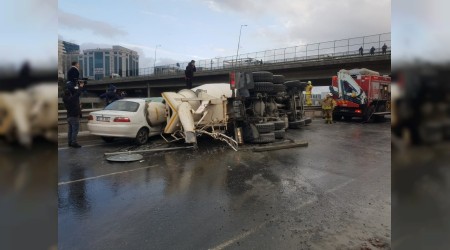 Beton mikseri otomobilin zerine devrildi