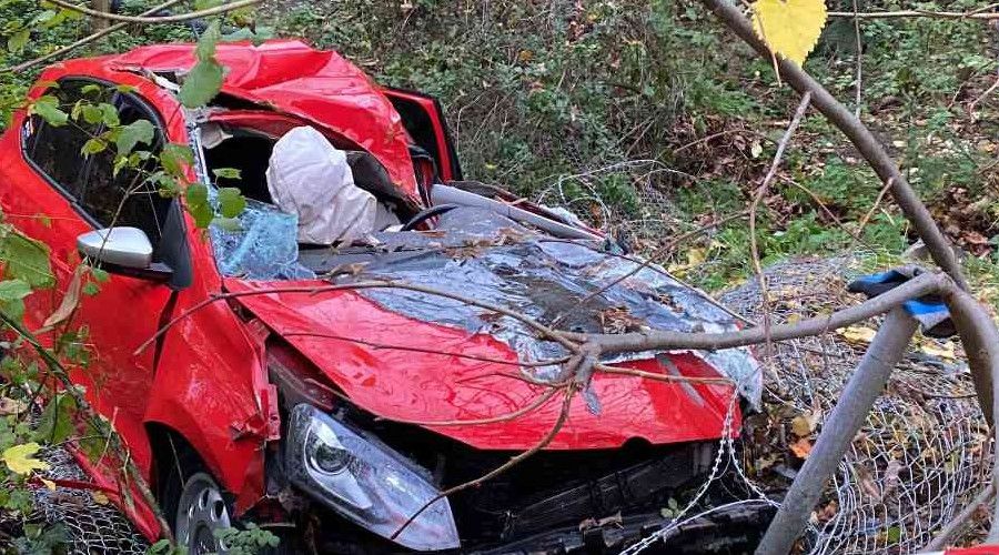 Beykoz'da a��r� s�ratli seyreden otomobil a�a�lara �arpt�