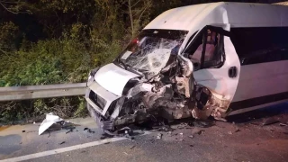 Beykoz'da servis minib�s� ile otomobil �arp��t�: 12 yaral�