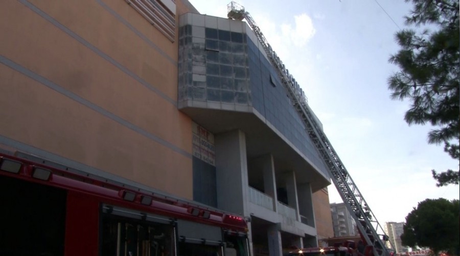 Beylikdüzü'nde AVM'de korkutan yangın