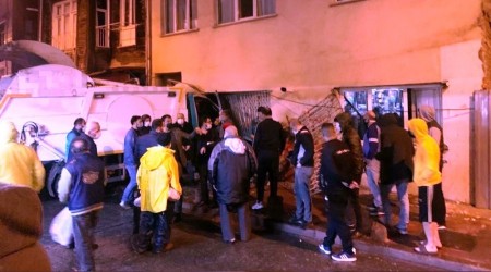 Beyoğlu'nda çöp kamyonu bir eve çarptı