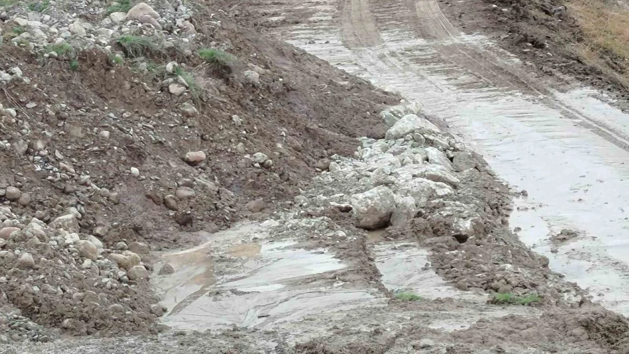Beypazarı-Adaören yolu heyelan nedeniyle trafiğe kapatıldı