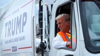 Biden'ın, destekçilerine 'çöp' dediği Trump çöp kamyonu sürdü