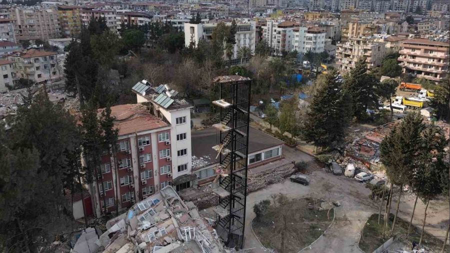 Bina yıkıldı, yangın merdiveni ayakta kaldı