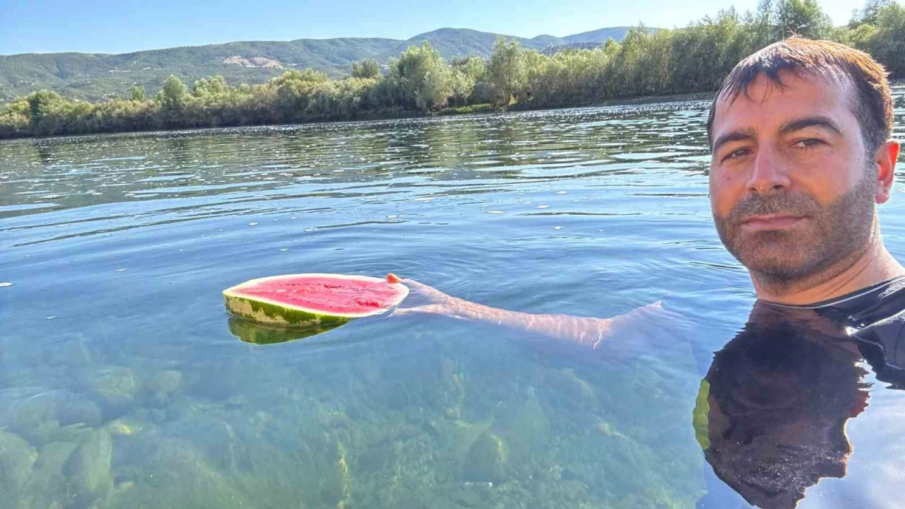 Bing�l'de do�a tutkunundan su alt�nda meyve keyfi