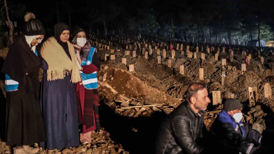 Binlerce mezarlık, defin işlemleri gece de sürüyor