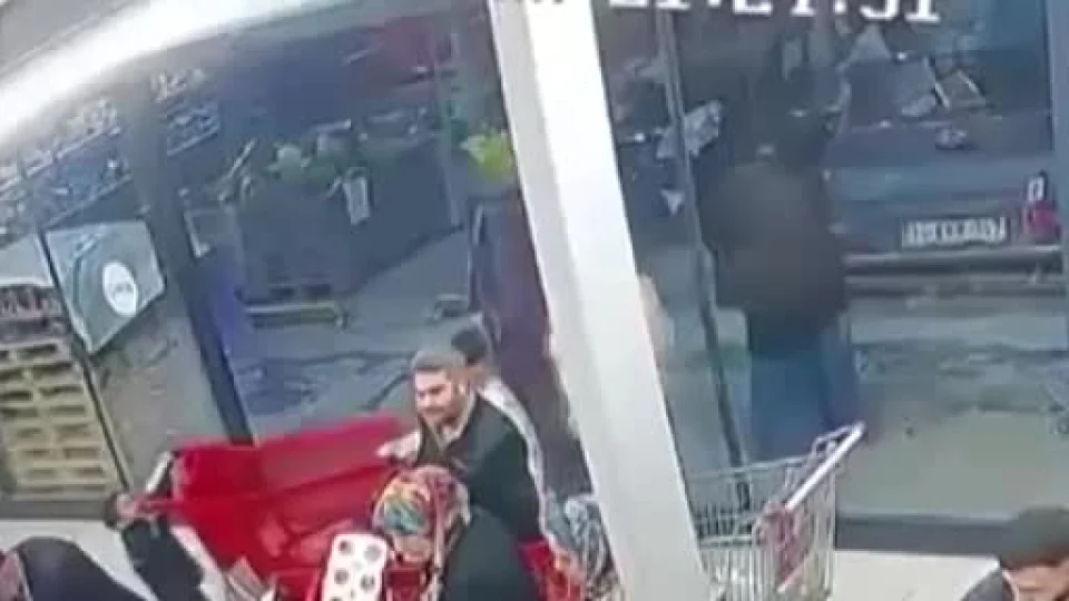 'Bir bakar m�s�n' diyerek �a��r�p kafa att�