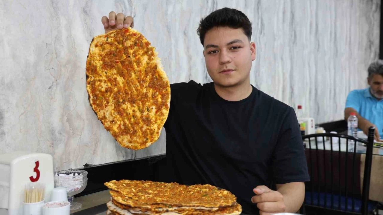 Bir oturuşta 15 lahmacun yiyor
