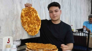 Bir oturuşta 15 lahmacun yiyor