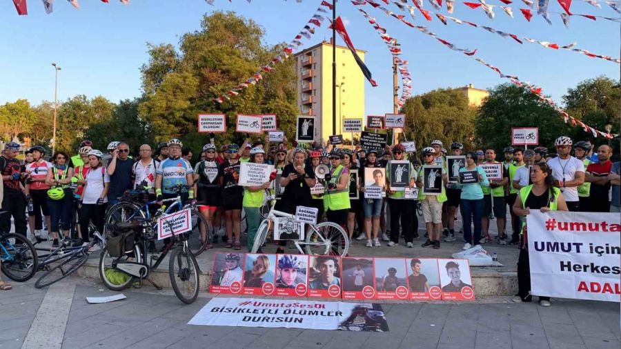 Bisikletliler seslerini duyurmak iin Antpark'ta topland