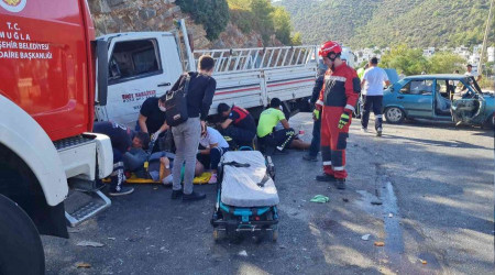 Bodrum'da 4 araç birbirine girdi