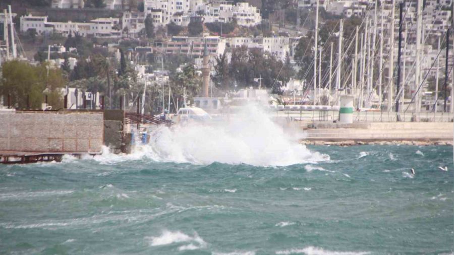 Bodrum'da fırtına balıkçı teknesini batırdı