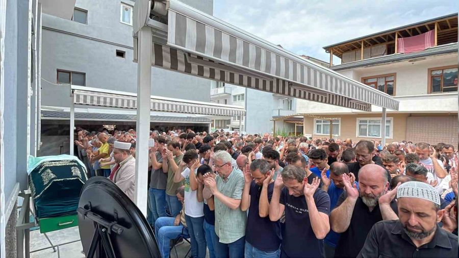 Bo�ulma tehlikesi ge�iren kad�na yard�m i�in girdi�i denizde hayat�n� kaybetti