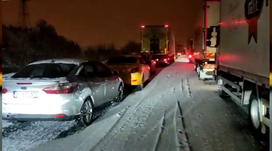 Bolu'da ara�lar yollarda kald�