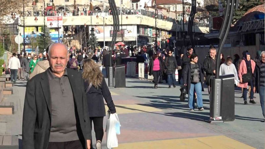 Bolu'da vatandaşlar güneşli havanın tadını çıkardı