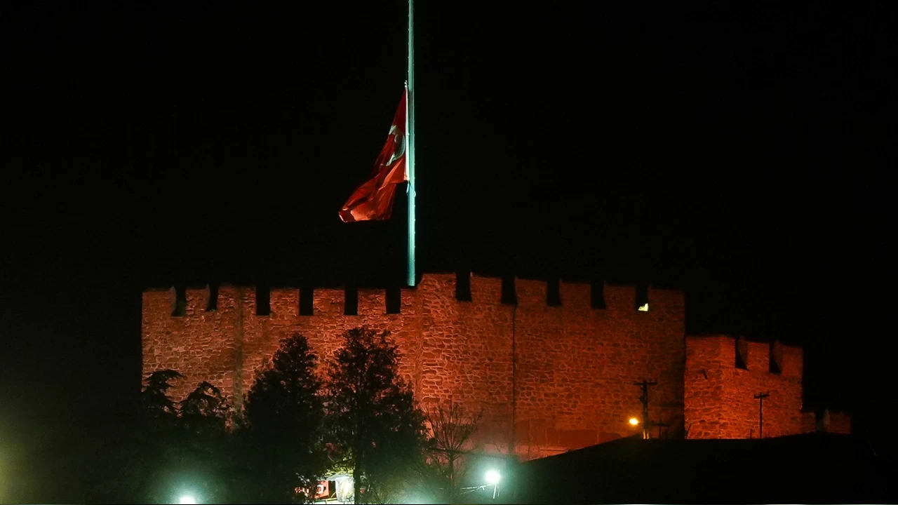 Bolu'daki otel facias nedeniyle milli yas ilannn ardndan Trkiye'de bayraklar yarya indirildi