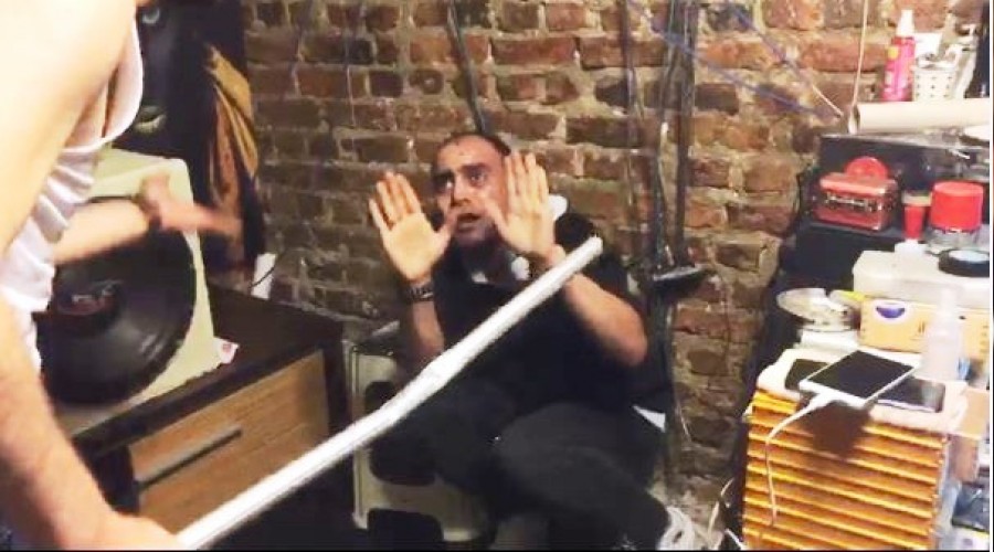 Borç verdiği arkadaşını sopayla dövdü