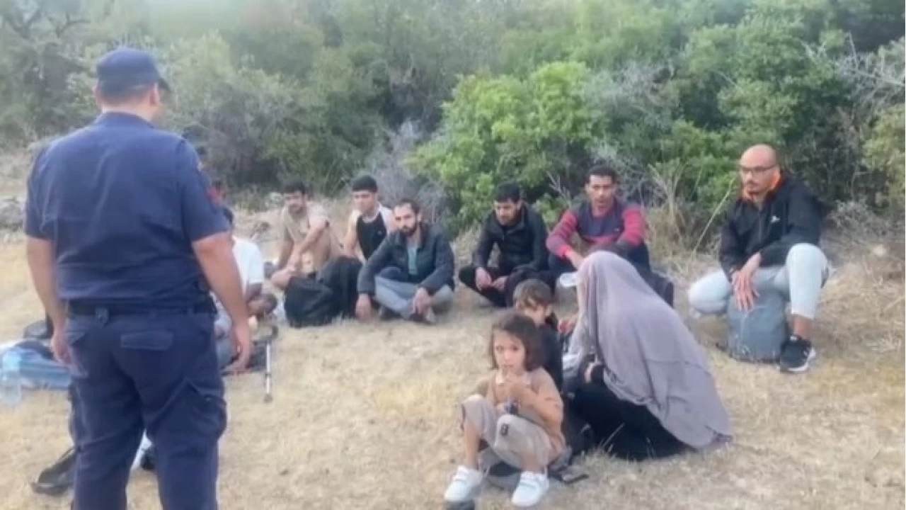 Botları su alan 36 kaçak göçmen kurtarıldı