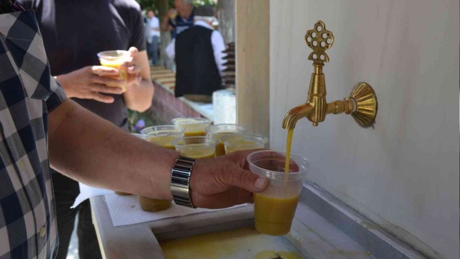 Bu �e�meden so�ukta �orba s�cakta ise ayran ak�yor