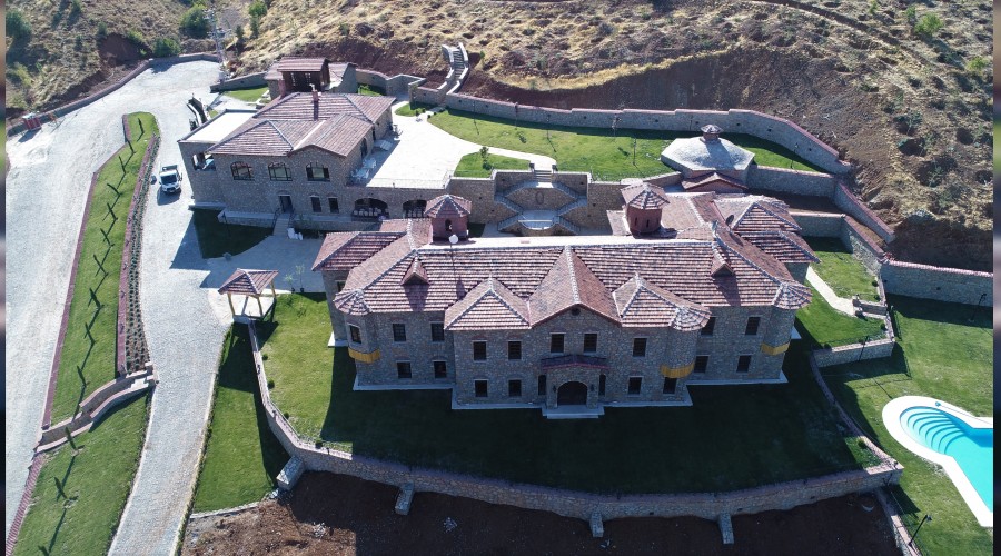 Bu saray gibi otel doğuda bir köyde