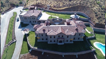 Bu saray gibi otel doğuda bir köyde
