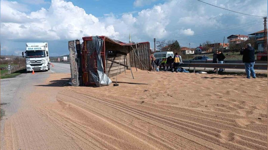 Bu�day y�kl� kamyon devrildi