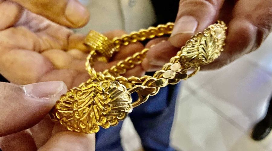 Buldu�u 70 bin lira de�erindeki alt�nlar� sahibine teslim etti