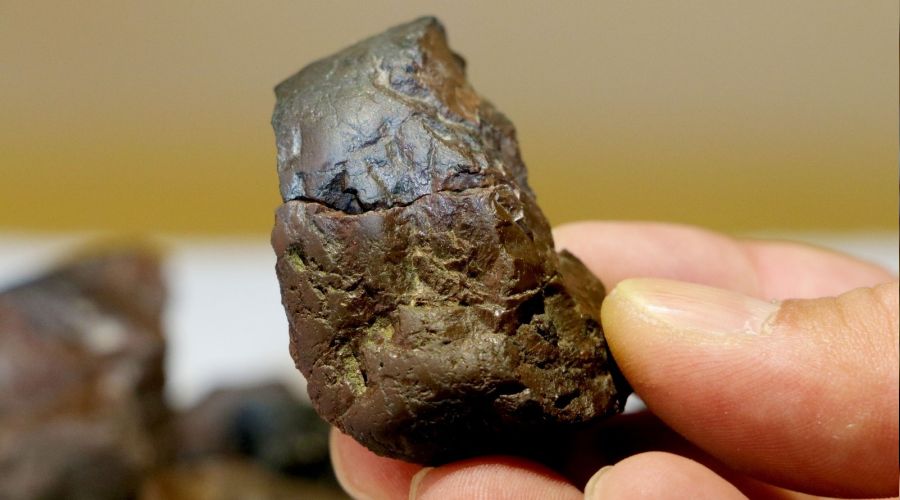 Buldu�u esrarengiz ta��n s�rr�n� ��zmeye �al���yor