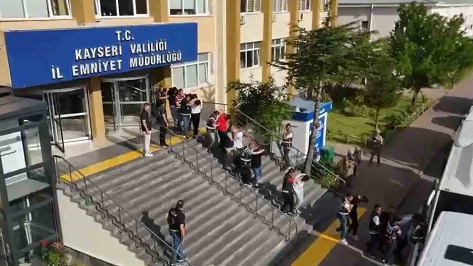 Bunlarda 'modem' �etesi: 53 �ah�s g�zalt�