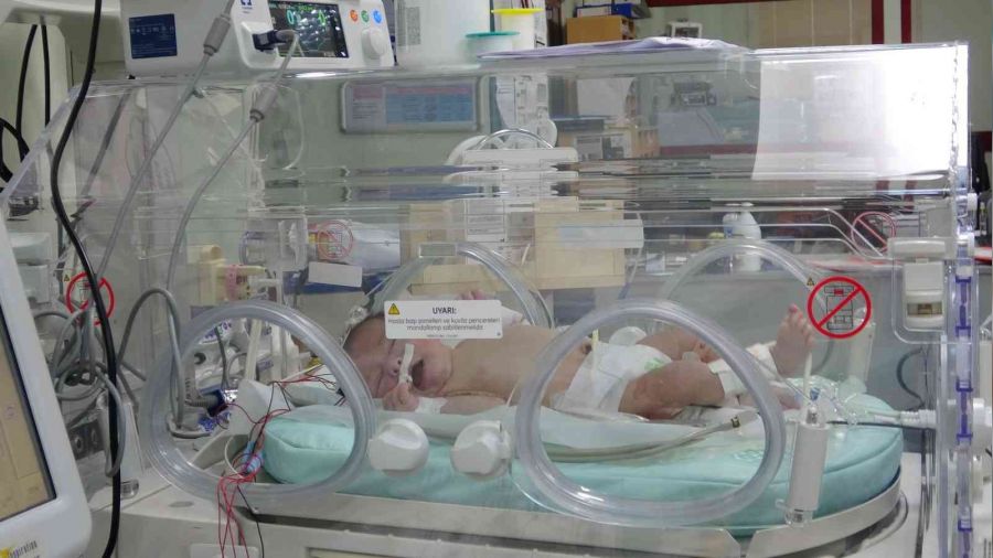 Burdur'da bir kapının önüne bebek bırakıldı