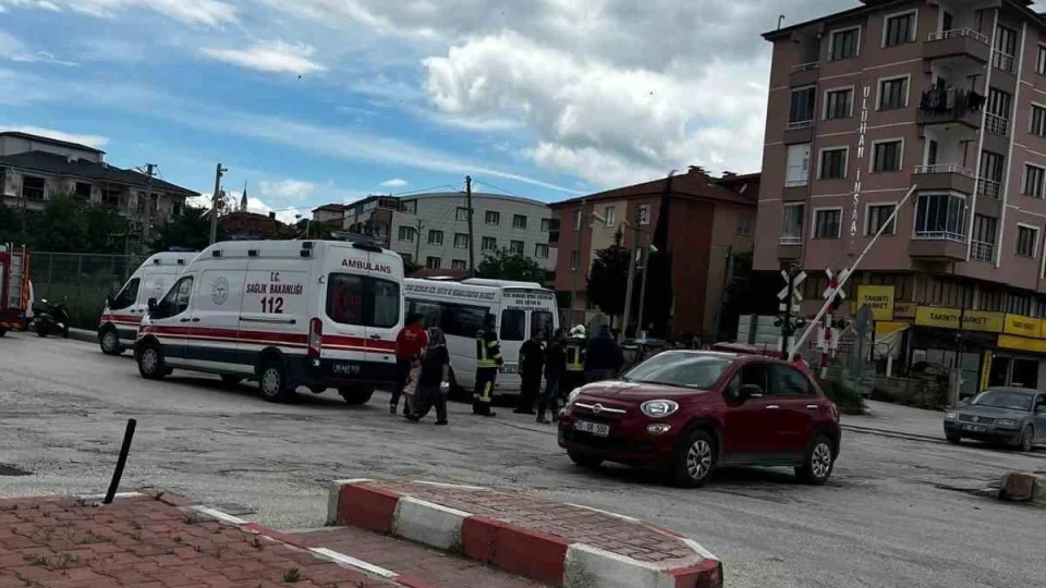 Burdur'da okul servisi ile otomobil çarpıştı: 7 yaralı